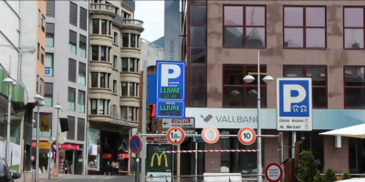 Una entrada a aparcaments al centre d'Andorra la Vella.