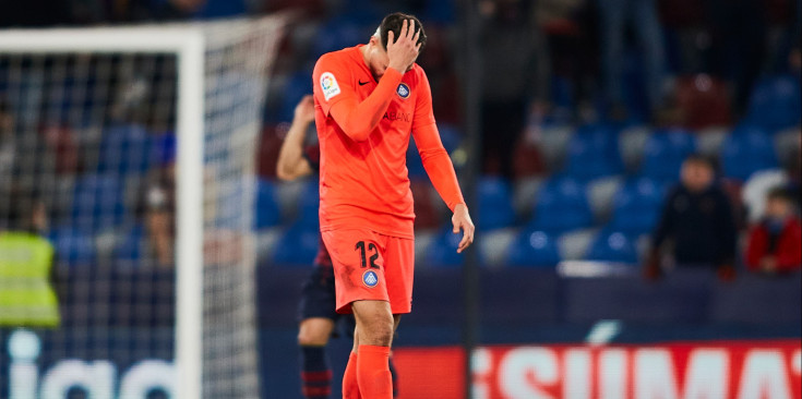 Sinan Bakis es lamenta durant el darrer partit de lliga contra el Levante.