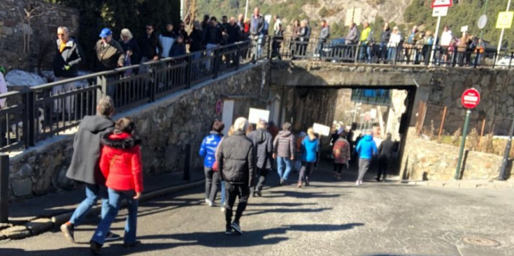 Manifestants durant la marxa de dissabte a Ordino.