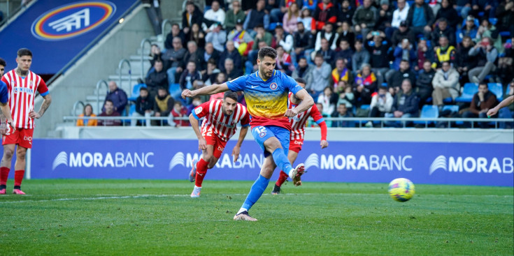 Bakis llençant el penal que dona la victoria a l’FC Andorra en el darrer partit de lliga.