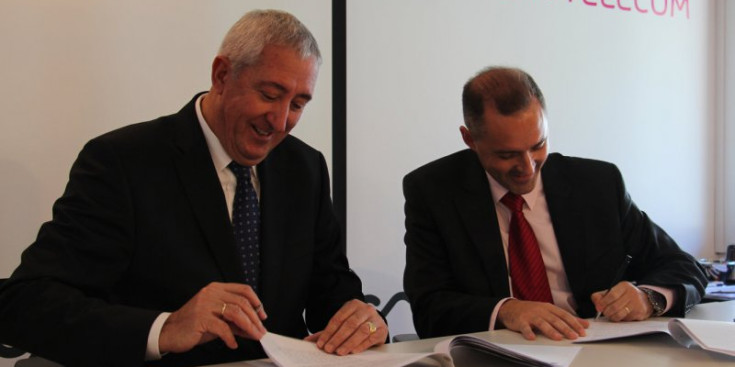 Pedro Barceló i Jordi Nadal, ahir durant la signatura de l’acord