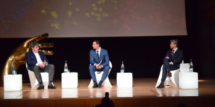 El ministre Jordi Gallardo amb el CEO d’Andbank, Carlos Aso i el soci fundador Alain Uribeetxebaria. | C.C.T