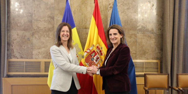 La ministra Silvia Calvó, i la ministra espanyola Teresa Ribera, durant la trobada d’aquest divendres.
