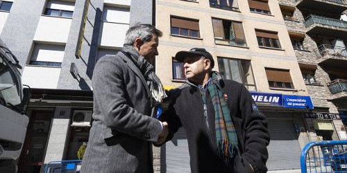 El cònsol menor, David Astrié amb el propietari de l’edifici, Josep Palmitjavila.