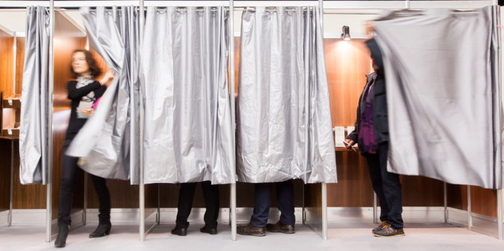 Diversos electors dipositen el seu vot secret durant unes eleccions.