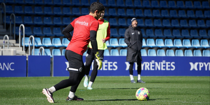 L’FC Andorra en un entrenament, amb Sarabia al fons.