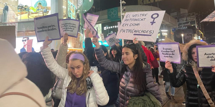 Dones amb pancartes durant la manifestació d’ahir, a Escaldes-Engordany.