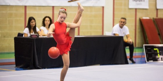 Una gimnasta competeix als Jocs dels Special Olympics.