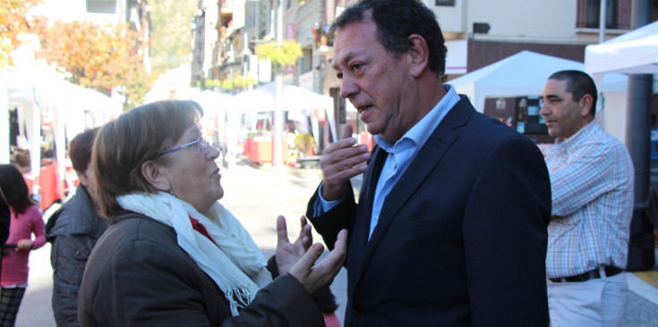 El candidat a cònsol major de Sant Julià de Lòria per la plataforma 'Laurèdia en Comú', Josep Miquel Vila, saluda una ciutadana a la fira de les Oh!Fertes, ahir.