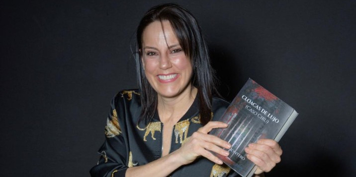 L'escriptora Belén Montero amb el seu llibre "Cloacas de Lujo (Caso Ciru)"