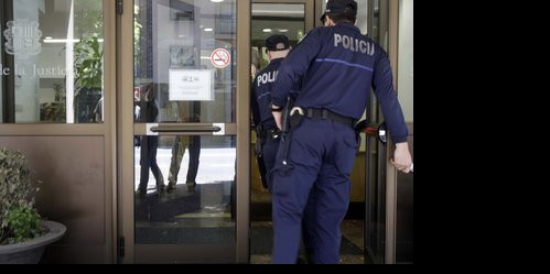 Dos agents de la policia entren a l’edifici de la Batllia, a la capital.