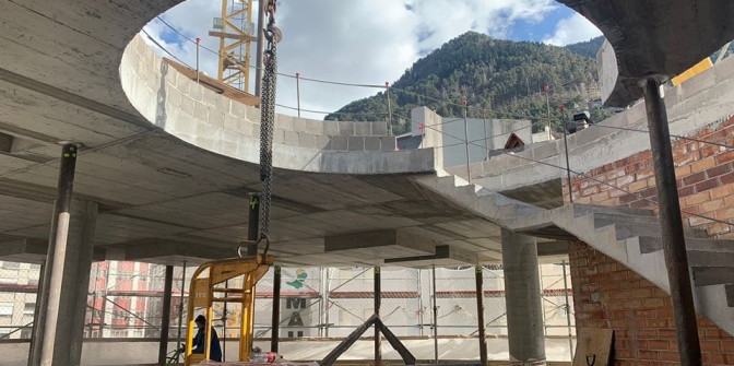 Una imatge dels treballs a la coberta que s’estan fent a la llar de jubilats d’Escaldes-Engordany.