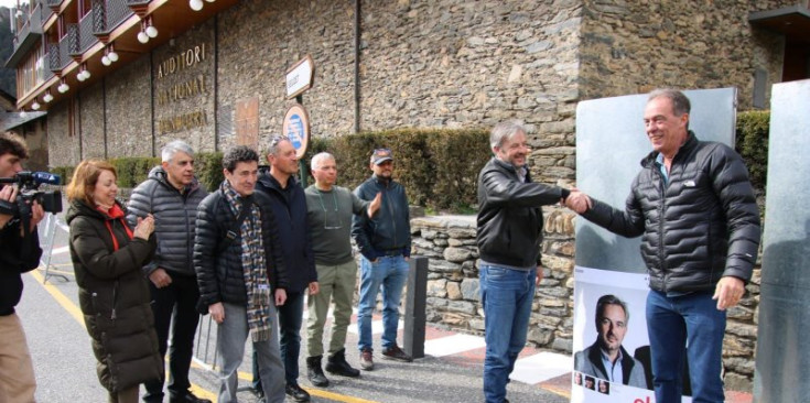 Jean Michel Armengol i Pere Mas, ahir, penjant el seu cartell electoral.