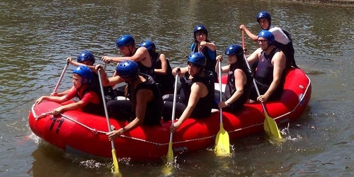 Un grup practica ràfting al Parc del Segre.