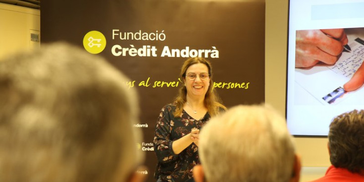 La conferenciant Mònica Duran en un moment de la xerrada.