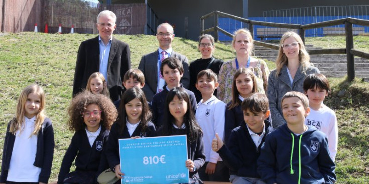 Els alumnes, el director Harry Lock i UNICEF Andorra a l’entrega del xec.