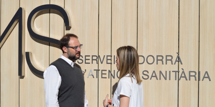 Ramon Tena i Lara de Miguel, al davant de l’hospital Nostra Senyora de Meritxell.