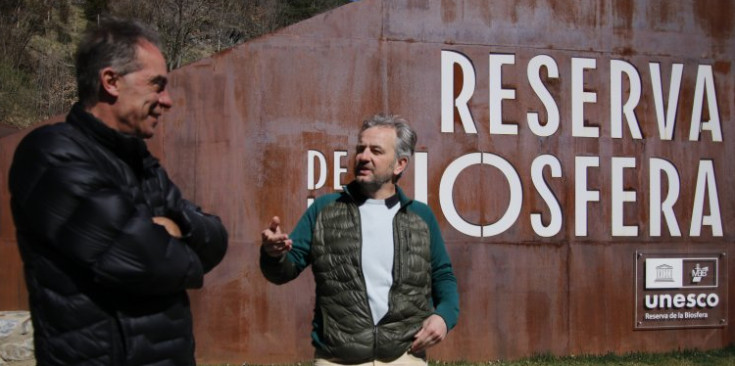 Mas i Armengol davant del cartell de la Reserva de la Biosfera d'Ordino