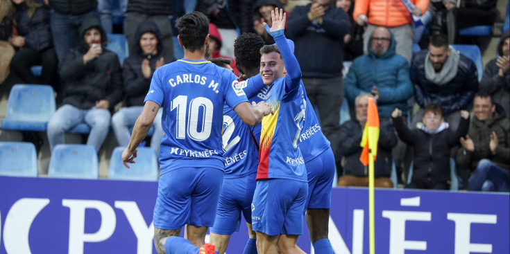 Els jugadors de l’FC Andorra, celebrant el gol de Bundu contra el Malaga durant el partit de diumenge passat.