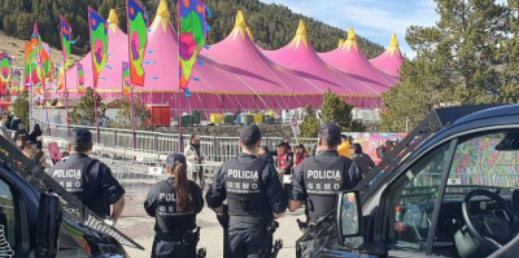 Agents de la policia cobrint un esdeveniment.