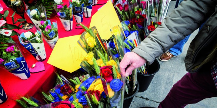 Una paradeta de flors el dia de Sant Jordi.