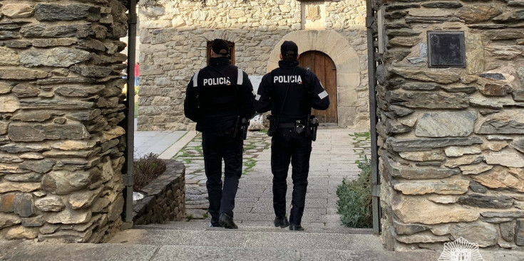 Dos agents del cos de Policia.