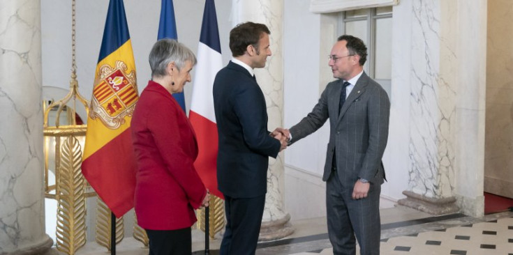 Xavier Espot, Roser Suñé i Emmanuel Macron ahir.