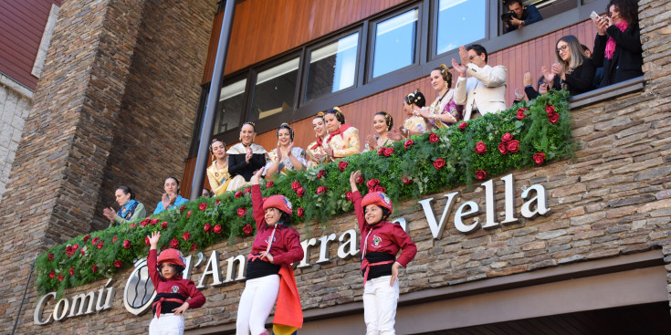 L'actuació dels castellers d'Andorra durant la crida per donar el tret de sortida a les Falles de València a Andorra la Vella.
