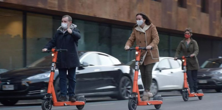 Josep Majoral i Mireia Codina, utilitzant els patinets elèctrics.