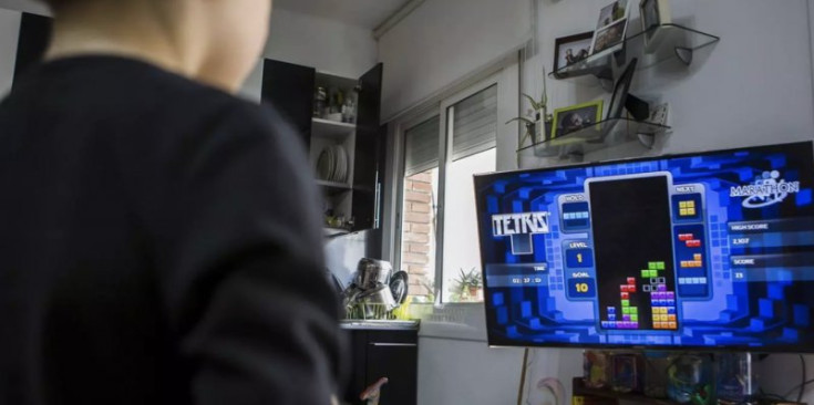 Un nen jugant al Tetris a través de la televisió.