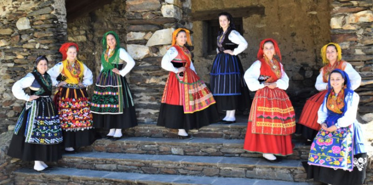 Les noies del grup de folklore Casa de Portugal.