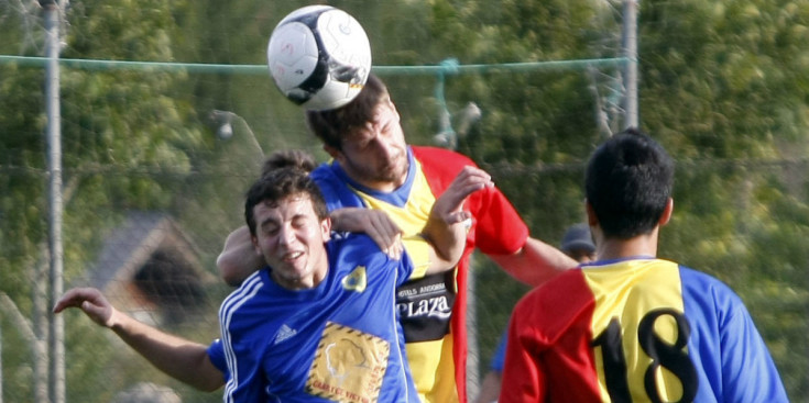 Una acció del partit de la primera volta disputat a la Seu, amb victòria tricolor per 0-4.