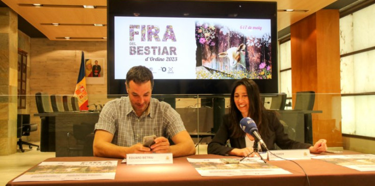 El conseller d'Agricultura i Medi Ambient del comú d'Ordino, Eduard Betriu, i la cònsol menor d'Ordino, Eva Choy, durant la presentació de la Fira del Bestiar d'Ordino 2023.