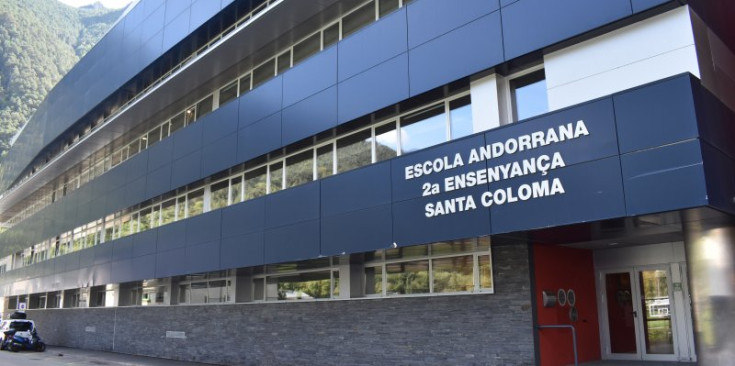 La façana de l’escola andorrana de segona ensenyança de Santa Coloma.