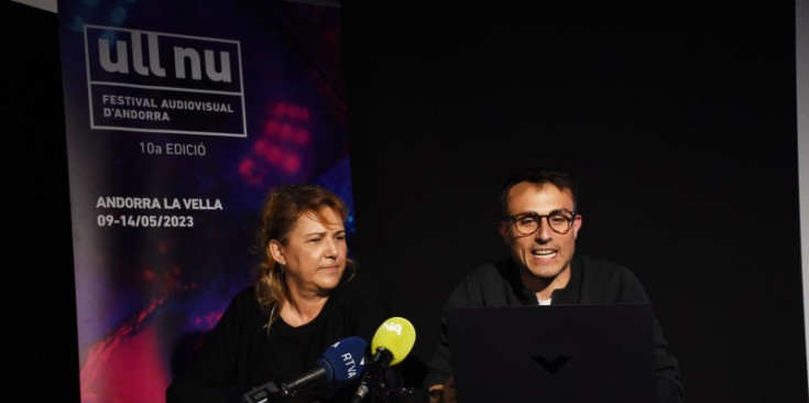 La consellera de Joventut del comú d'Andorra la Vella, Judit Ruiz, i el director del festival Ull Nu, Hèctor Mas, durant la roda de premsa.