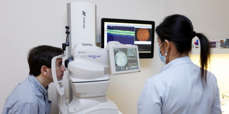 Un pacient fent-se una prova d’oftalmologia.