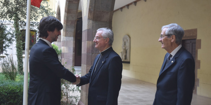El síndic general, Carles Enseñat, saluda el copríncep episcopal, Joan-Enric Vives.