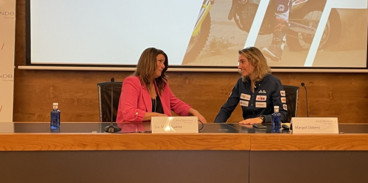 La directora de Banca País d’Andbank, Maria Suárez, i la pilot andorrana Margot Llobera, ahir.