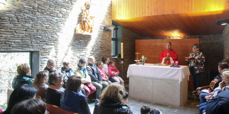 El rector d’Encamp, Antoni Elvira, durant la missa d’ahir.