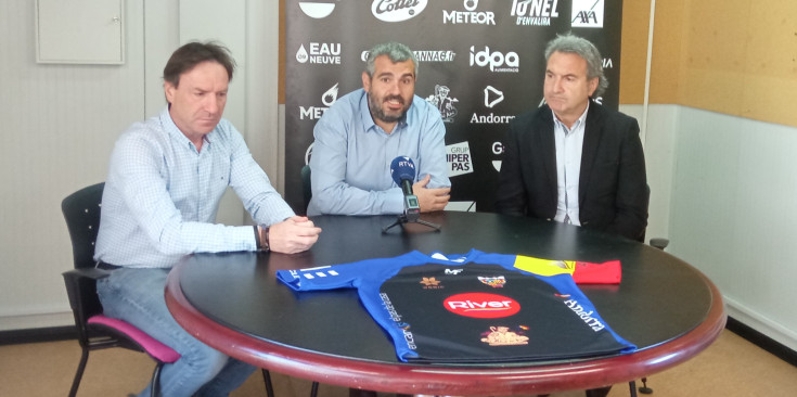 Albert Calvó, Gerard Giménez i Justo Ruiz durant la roda de premsa d’ahir a Prada de Moles.