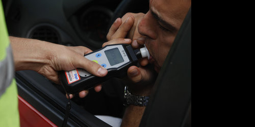 Una persona es sotmet a un control d'alcoholèmia.