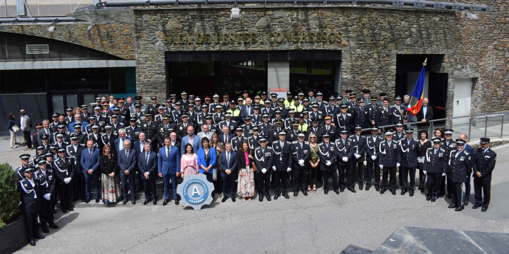 Foto de família amb els agents de circulació i autoritats dels cossos d’ordre.