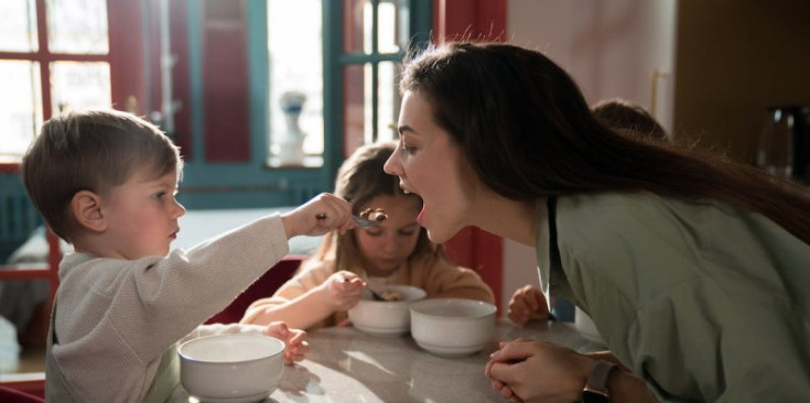 Un nen donant menjar a la seva mare.