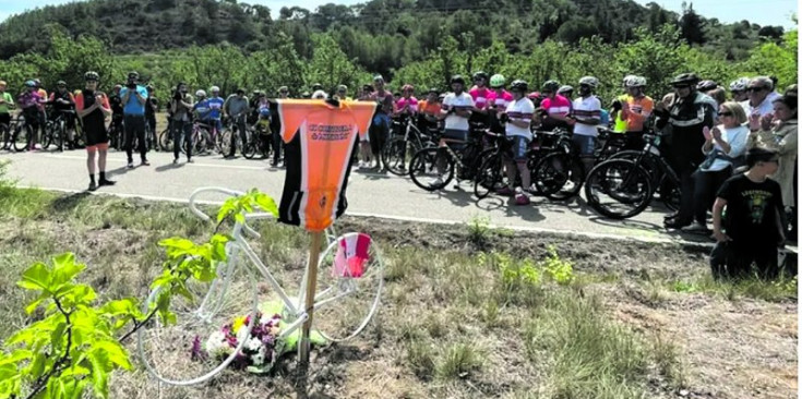 Imatge de l’homenatge a la ciclista atropellat al Priorat.