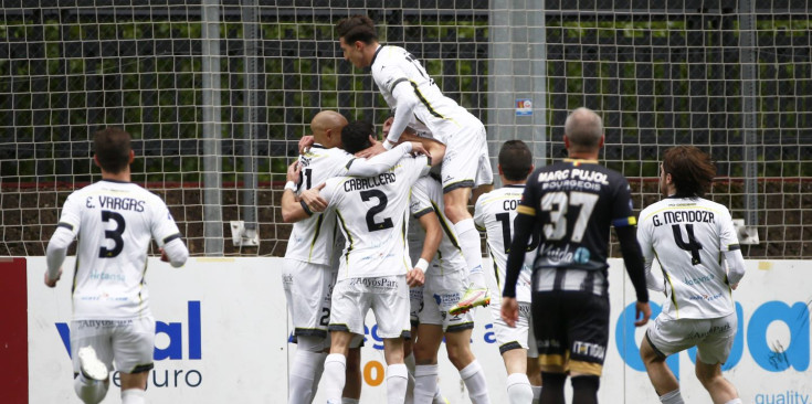 Els jugadors de l'Ordino celebren un dels dos gols aconseguits davant l'Engordany, ahir al Centre d'Entrenament de la FAF.