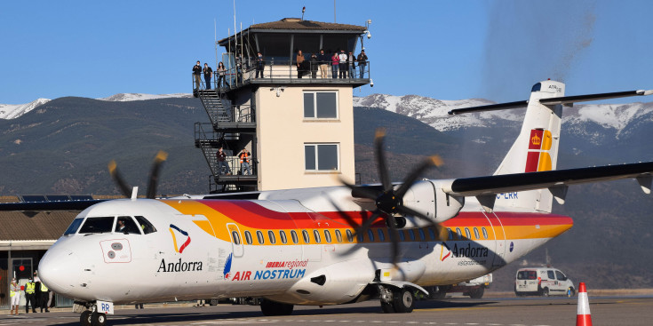 El primer avió que va arribar de Madrid a l’aeroport d’Andorra-La Seu.