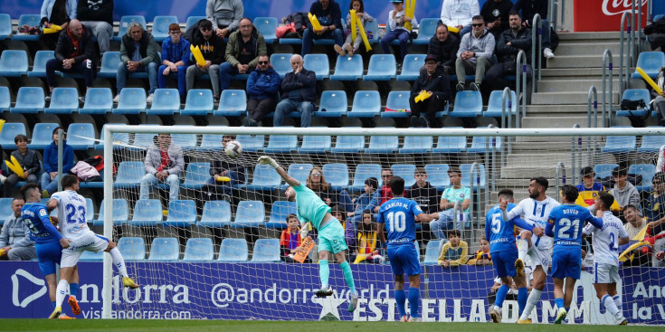 Marc Vidal, porter del FC Andorra, aturant una pilota davant del Tenerife.