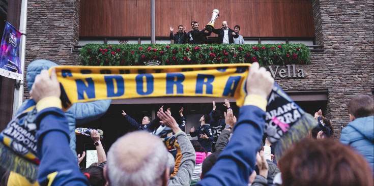 Un instant de la celebració del MoraBanc amb l’afició al Comú d’Andorra la Vella.