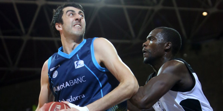 Giorgi Shermadini pivota davant la defensa de Shawn James en el primer partit de la temporada davant el Dominion Bilbao Basket.