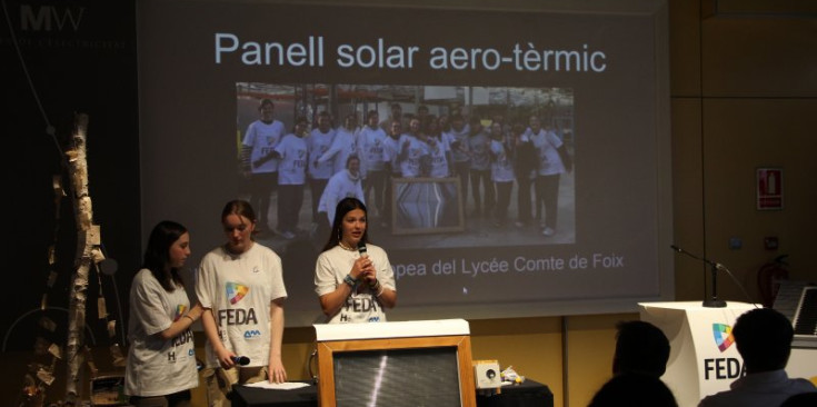 Les alumnes del Lycée presentant el projecte, ahir.